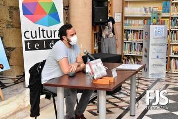 Armando Ravelo y Juan Carlos de Sancho presentarán sus obras este jueves en la Biblioteca Saulo Torón/Francisco Javier Santana y TA.   